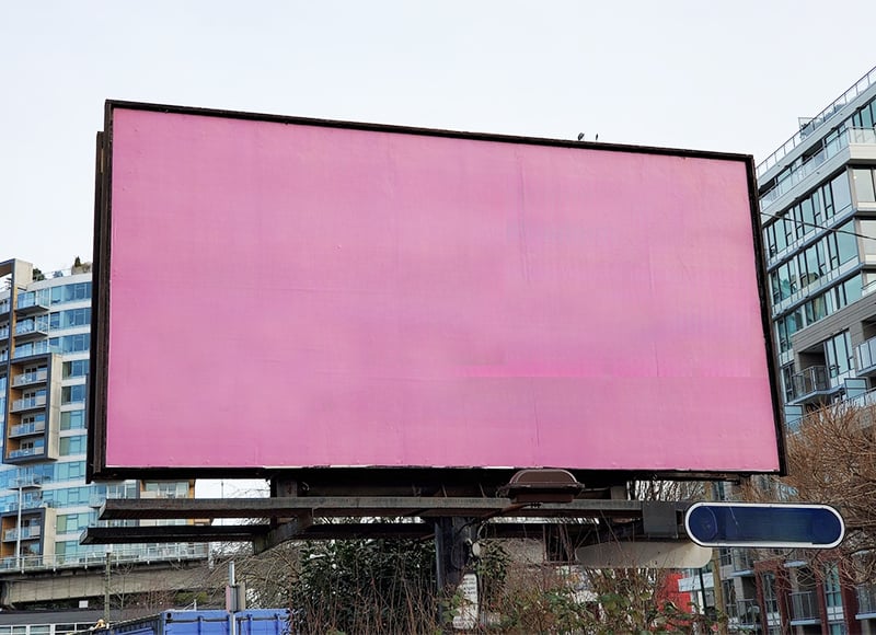 Panneau d'affichage rose vide sans texte ni publicité